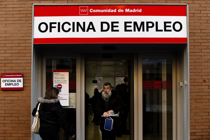 Een werkzoekende Spanjaard verlaat een arbeidsbemiddelingsbureau in Madrid.