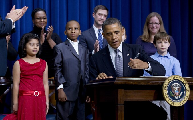 Obama tekent zijn voorstellen in aanwezigheid van kinderen die hem schreven over wapenbezit in de Verenigde Staten.