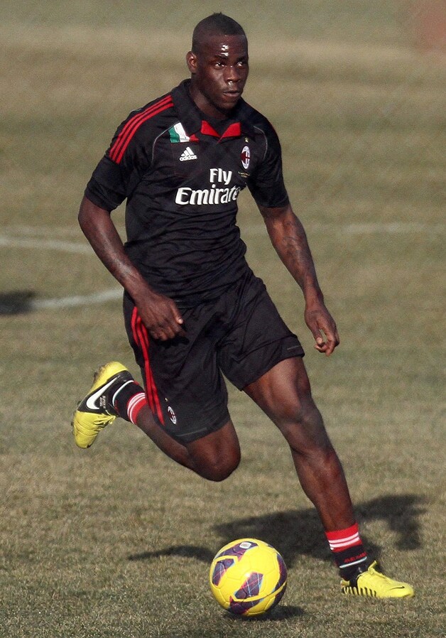 Balotelli al in een Milan-plunje.