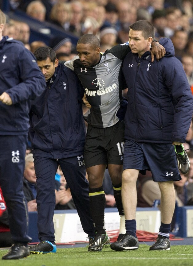Defoe gekwetst afgevoerd.