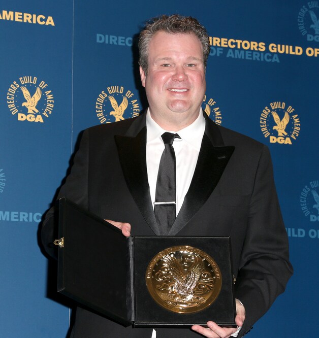 Presentator Eric Stonestreet neemt de award van Beste Regisseur, Muzikaal Varieté in ontvangst (winnaar Glenn Weiss was niet van de partij)