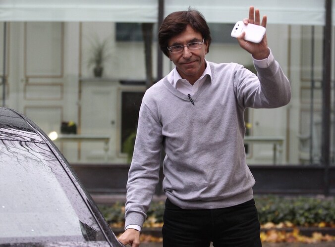 Elio Di Rupo begroet de andere leden van het kernkabinet