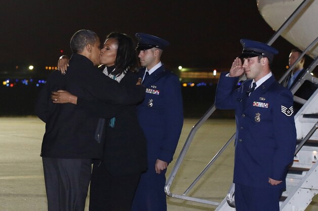 Michelle en Barack Obama waren terug herenigd op de luchthaven van Des Moines in Iowa