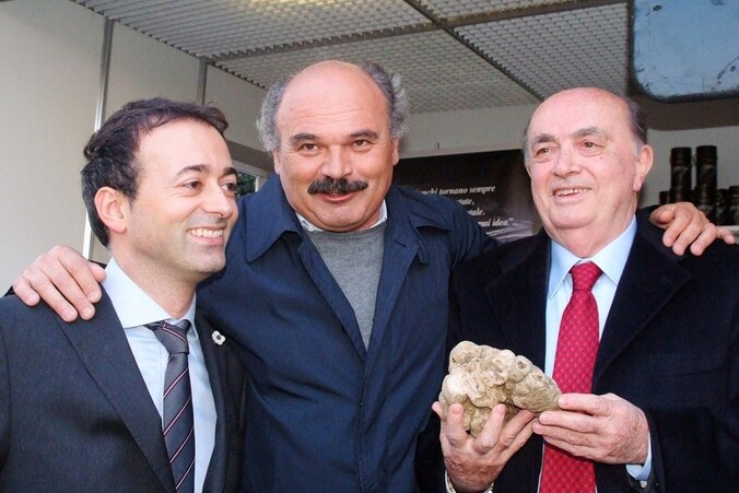 Burgemeester Andrea Pierotti (rechts) houdt de truffel stevig vast.