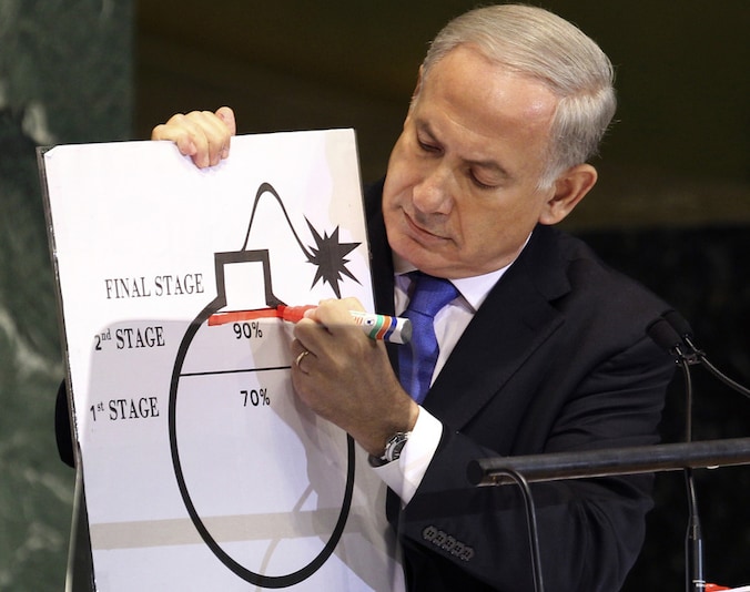 Israëlisch premier Netanyahu toonde eerder dit jaar nog aan de VN hoe hoog hij de nucleaire dreiging van Iran inschat.