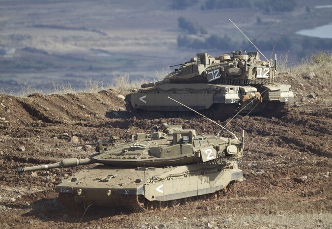 Israëlische tanks staan gepositioneerd in de richting van het Syrische dorpje Bariqa.