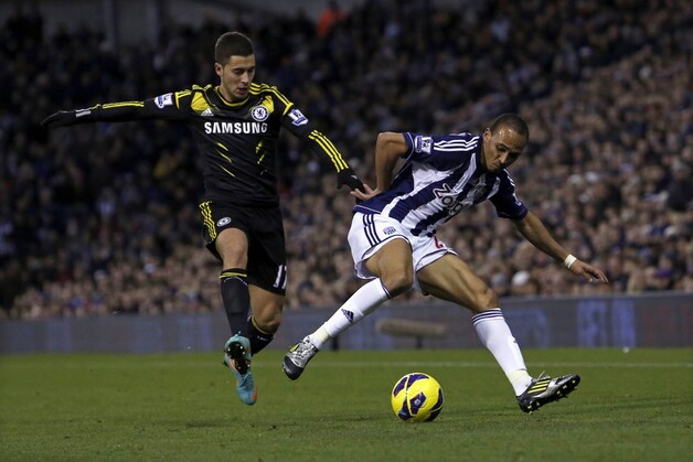 Doelpuntenmakers Hazard en Odemwingie met elkaar in duel.
