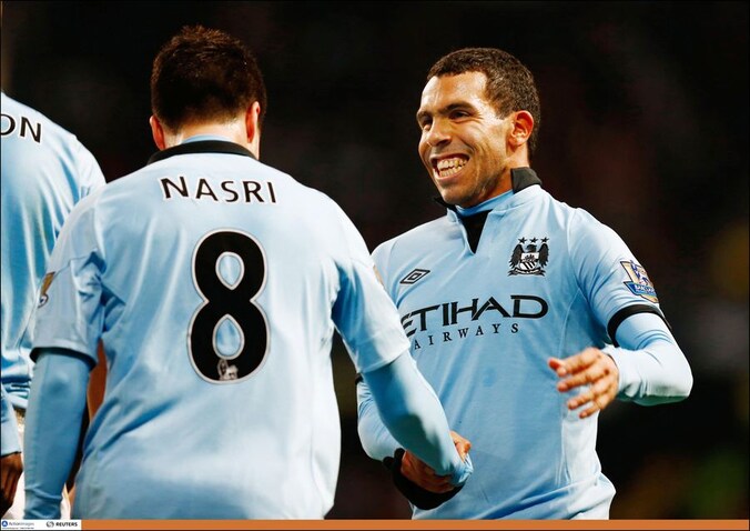 Tevez viert een doelpunt met Nasri.
