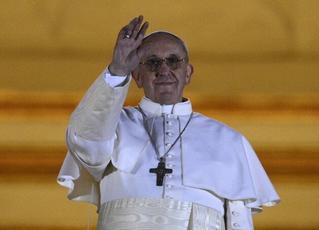 Paus Franciscus I groet de menigte op het Sint-Pietersplein.