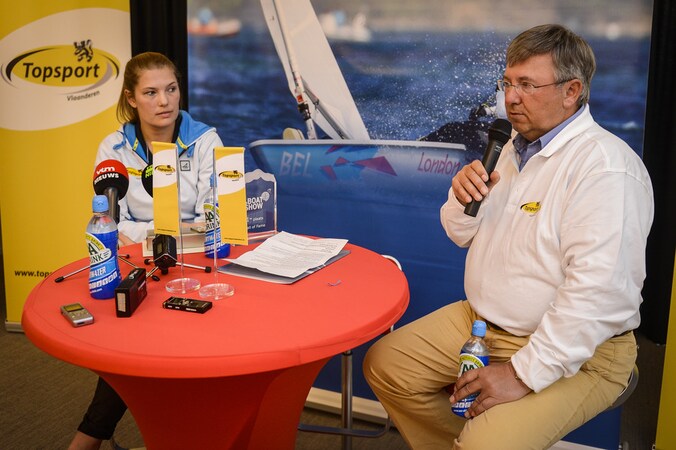 Evi Van Acker luistert aandachtig naar haar coach Wil van Bladel