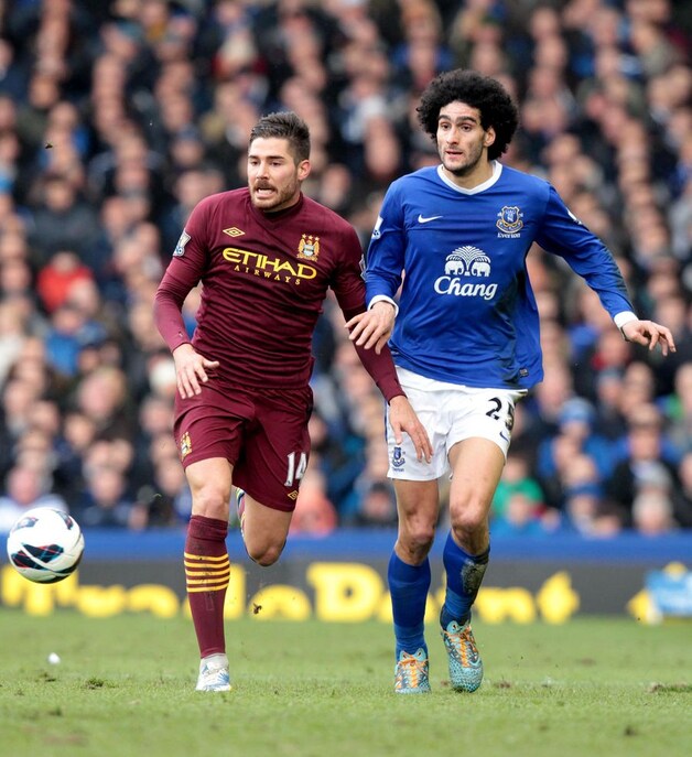 Fellaini sukkelt met de enkel, maar raakt speelklaar.
