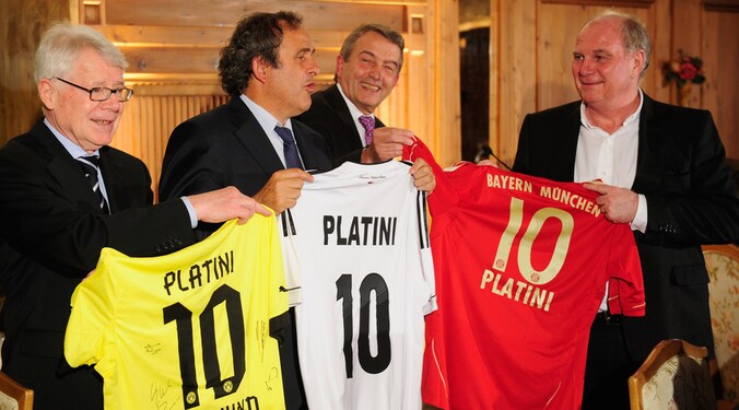 Michel Platini (tweede van links).