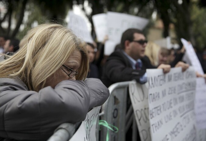 Het protest aan het Cypriotische parlement gaat onverstoord verder.
