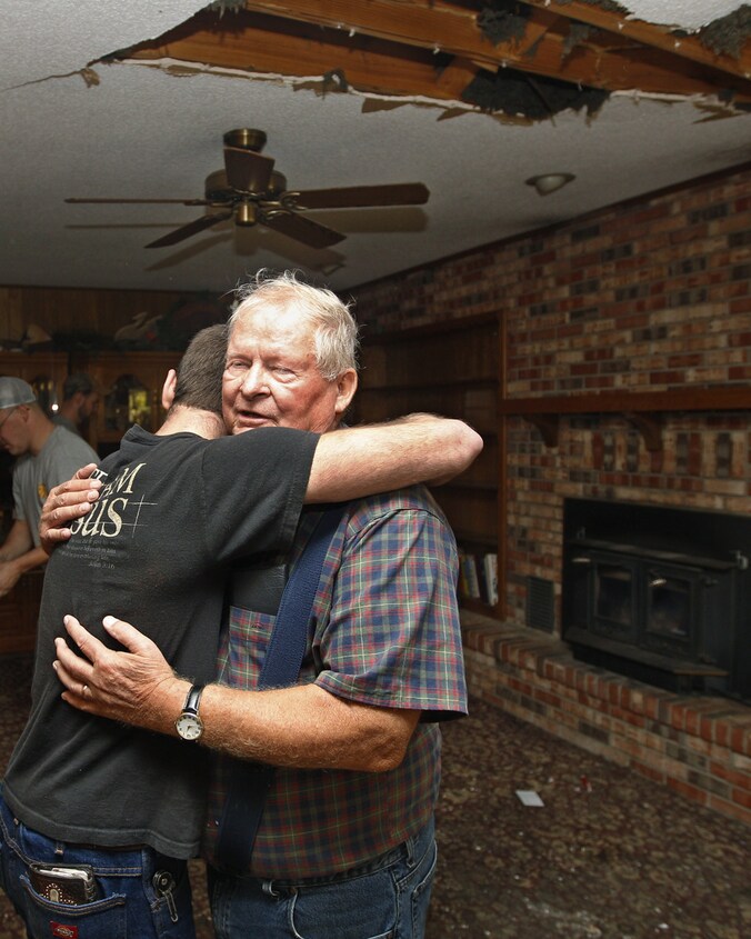 Een man wordt getroost na de aardbeving in Oklahoma in 2011, waarbij zijn schoorsteen naar beneden kwam.