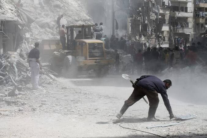 Syriërs zoeken naar overlevenden na een zoveelste aanslag.