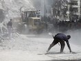 Syriërs zoeken naar overlevenden na een zoveelste aanslag.