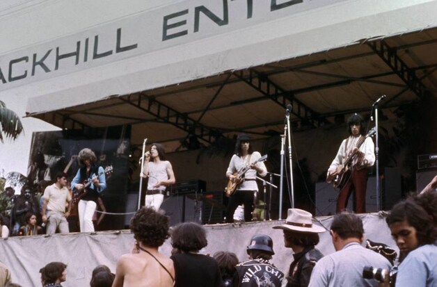 Bill Wyman (uiterst rechts) met The Stones in de zomer van 1969 tijdens het gratis concert voor 500.000 fans in Hyde Park.