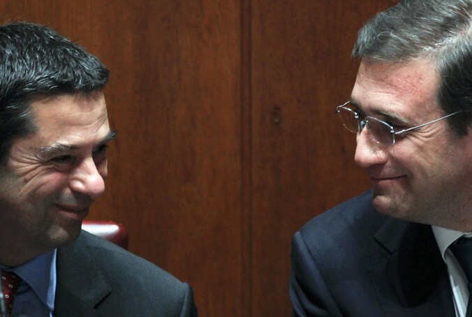 Minister van Financiën Vitor Gaspar (links) samen met premier Pedro Passos