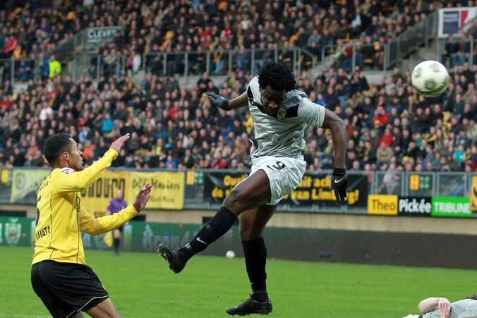 Bony kopt bij de 0-3 raak voor zijn 30ste goal van het seizoen.