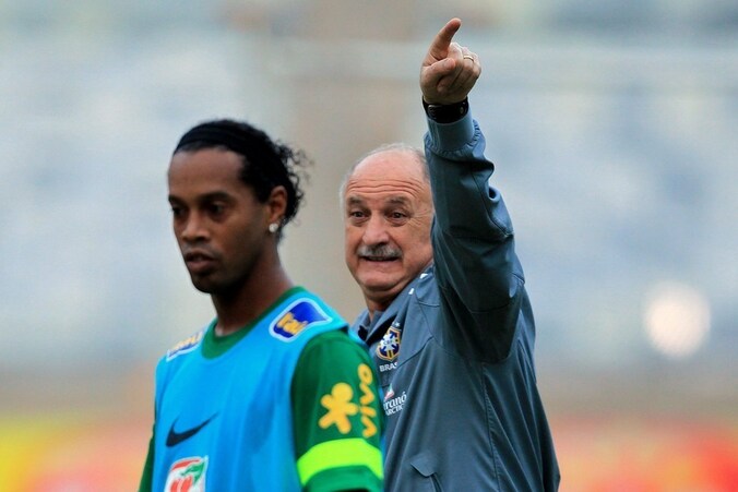 De Braziliaanse bondscoach Scolari dinsdag tijdens de training met Ronaldinho.