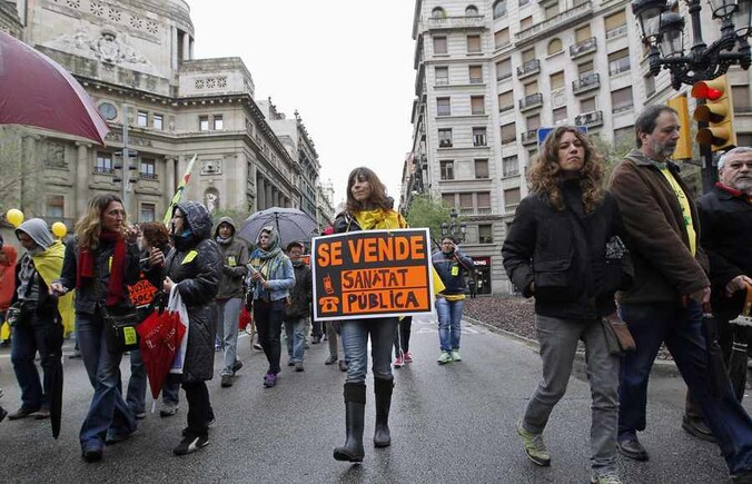 'Te koop: gezondheidszorg' staat op het bord van deze manifestant tijdens een optocht tegen nieuwe besparingsmaatregelen van de Spaanse overheid, gisteren in Barcelona.