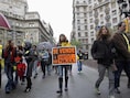 'Te koop: gezondheidszorg' staat op het bord van deze manifestant tijdens een optocht tegen nieuwe besparingsmaatregelen van de Spaanse overheid, gisteren in Barcelona.