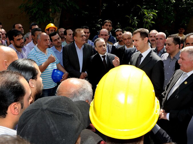 De Syrissche president Bashar Assad vandaag bij de elektriciteitscentrale.