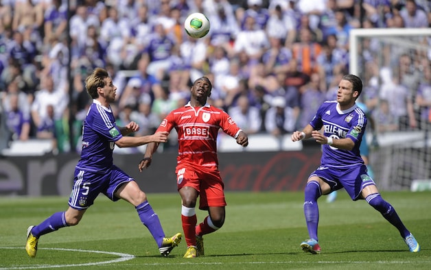 Mpoku heeft Biglia en Nuytinck naast zich.
