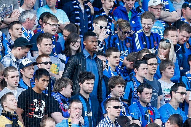 De geschorste Ryan Donk volgde de partij vanuit de spionkop.