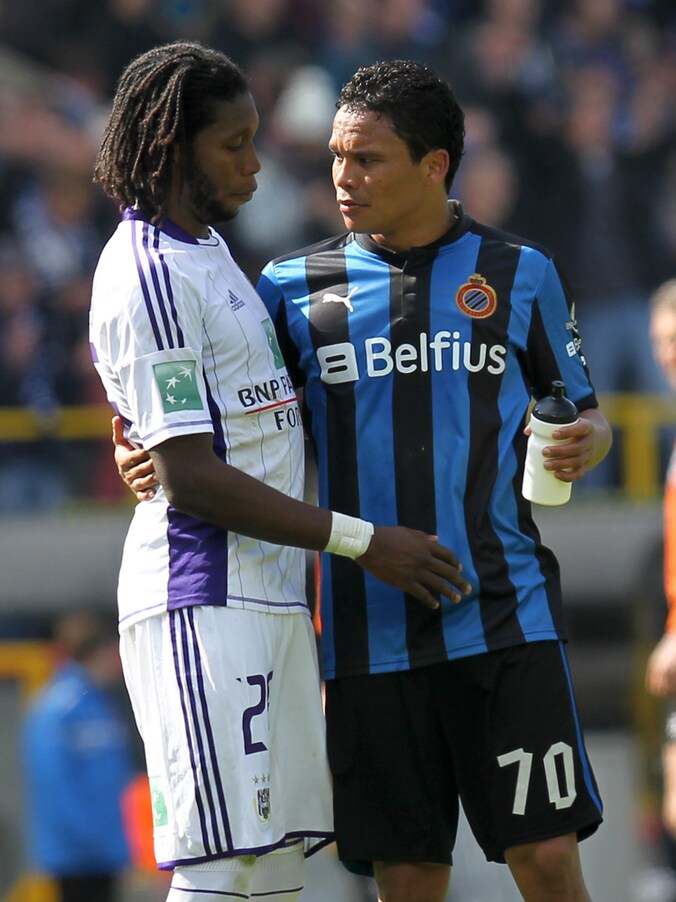 Topschutters onder elkaar: Dieumerci Mbokani (links) van Anderlecht naast Carlos Bacca