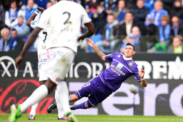 Suarez gaat gretig over het been van Hyland.