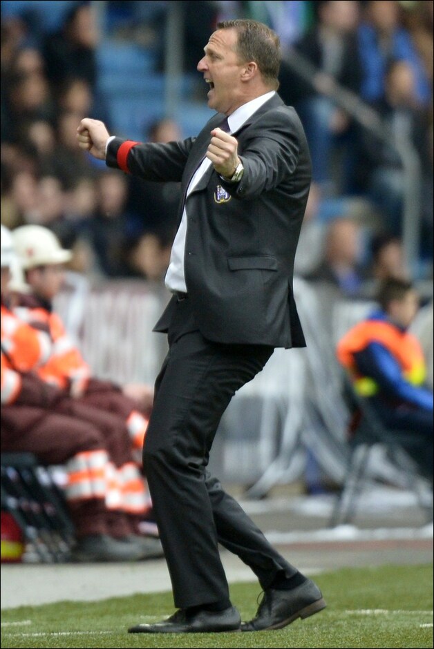 Uiteindelijk mocht Van den Brom toch nog juichen met de late winner.