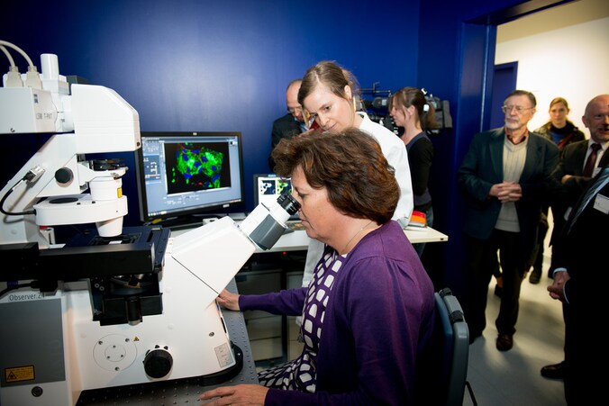 Minister Lieten test de apparatuur.
