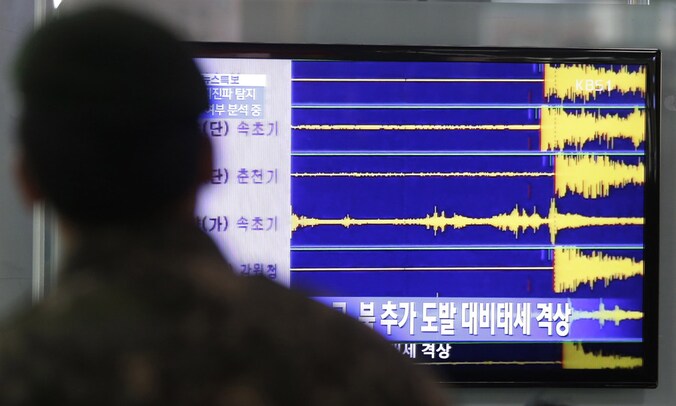 Soldaat bekijkt de seismische golven als gevolg van de Noord-Koreaanse derde atoomtest.
