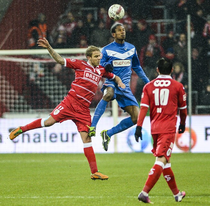 Plet in duel met Buyens.