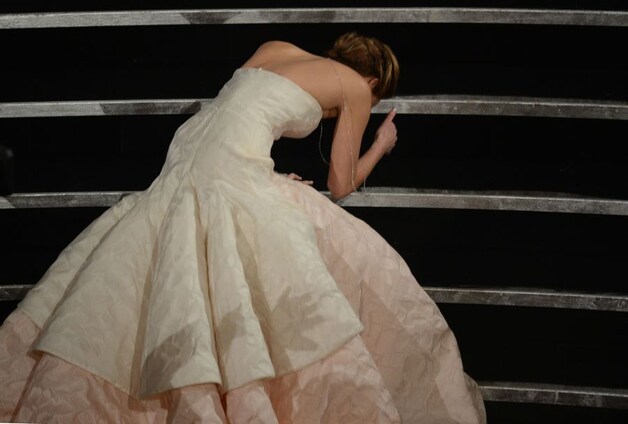 Jennifer Lawrence viel over haar bruidsjurk van Dior.