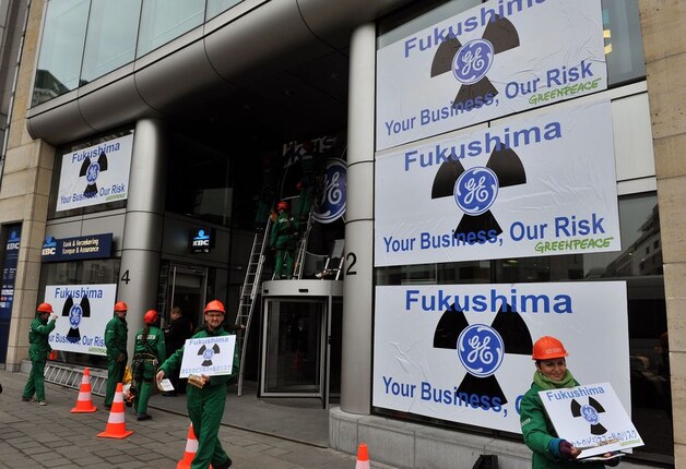 Greenpeace protesteert aan Brussels gebouw van General Electric