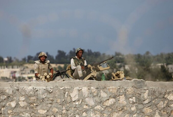 Egyptische militairen bewaken de grens met de Gazastrook. De grensovergang Rafah, tussen Egypte en Gaza, is sinds vrijdag gesloten.