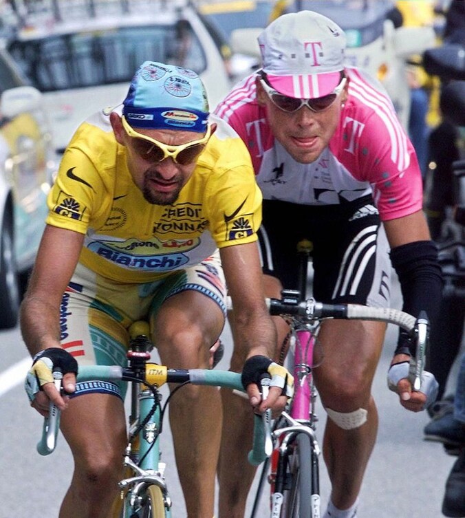 Geletruidrager Pantani met Ullrich in zijn wiel tijdens de Tour van 1998.