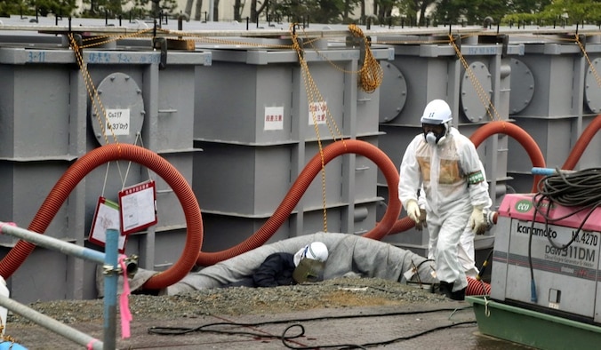 Een werknemer van Tepco bij de beschadigde centrale in Fukushima.