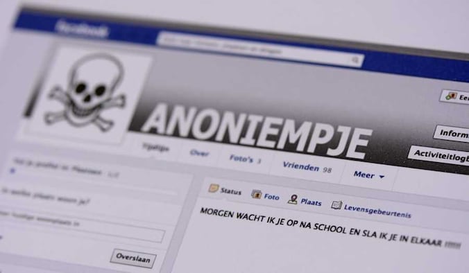 Het meisje kreeg dagelijks honderden beledigingen toegestuurd