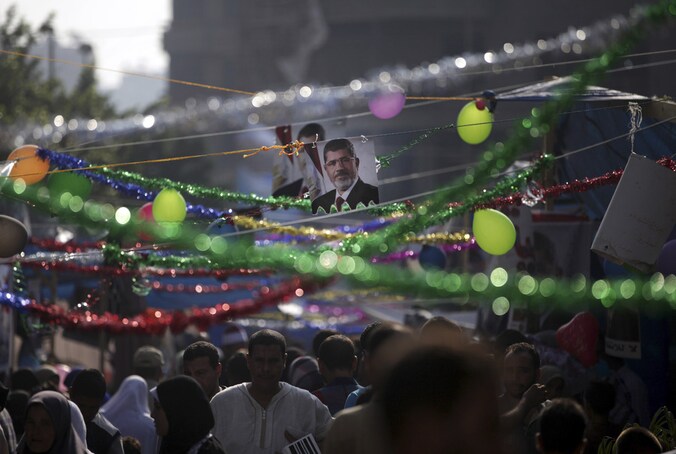 Aanhangers van Mursi vieren het einde van de Ramadan.