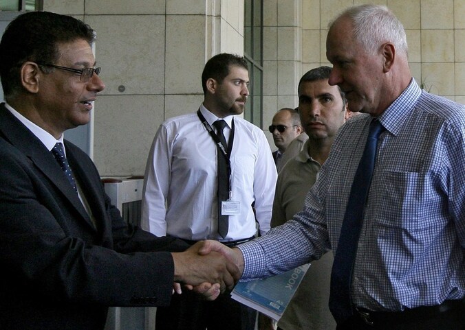 Ake Sellstrom (rechts), hoofd van de VN-missie, wordt in een hotel in Damascus ontvangen door een vertegenwoordiger van de Syrische regering, 24 juli 2013.
