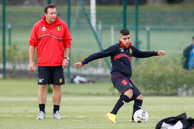 Marc Wilmots naast debutant Zakaria Bakkali.