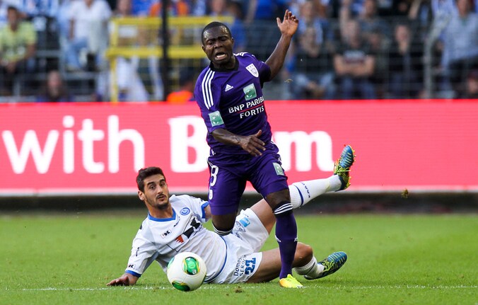 Cendros met de wilde tackle op Acheampong