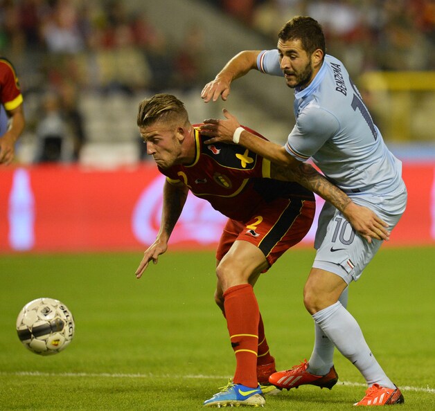 Alderweireld houdt Benzema af.
