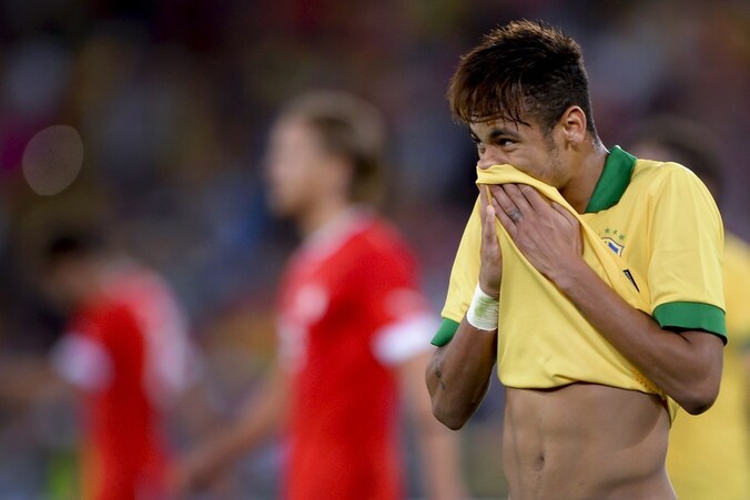 Neymar druipt af na de 1-0 tegen Zwitserland.