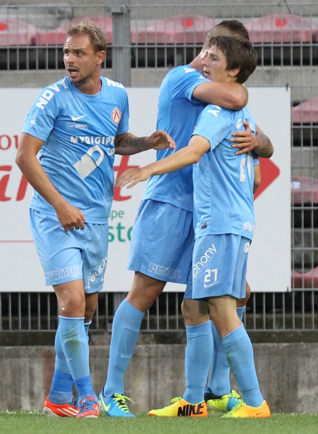 Raman (R) wordt gefeliciteerd met zijn doelpunt.