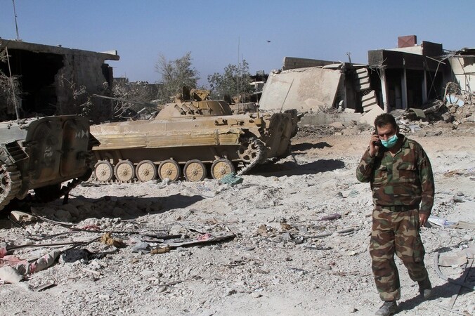 Een Syrische militair zaterdag in de wijk in Damascus die woensdag met chemische wapens zou zijn aangevallen.