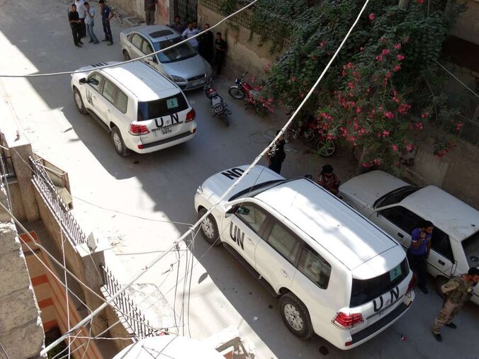 Auto's van de VN in de wijk in Damascus waar vorige week een gifgasaanval plaats zou hebben gevonden.